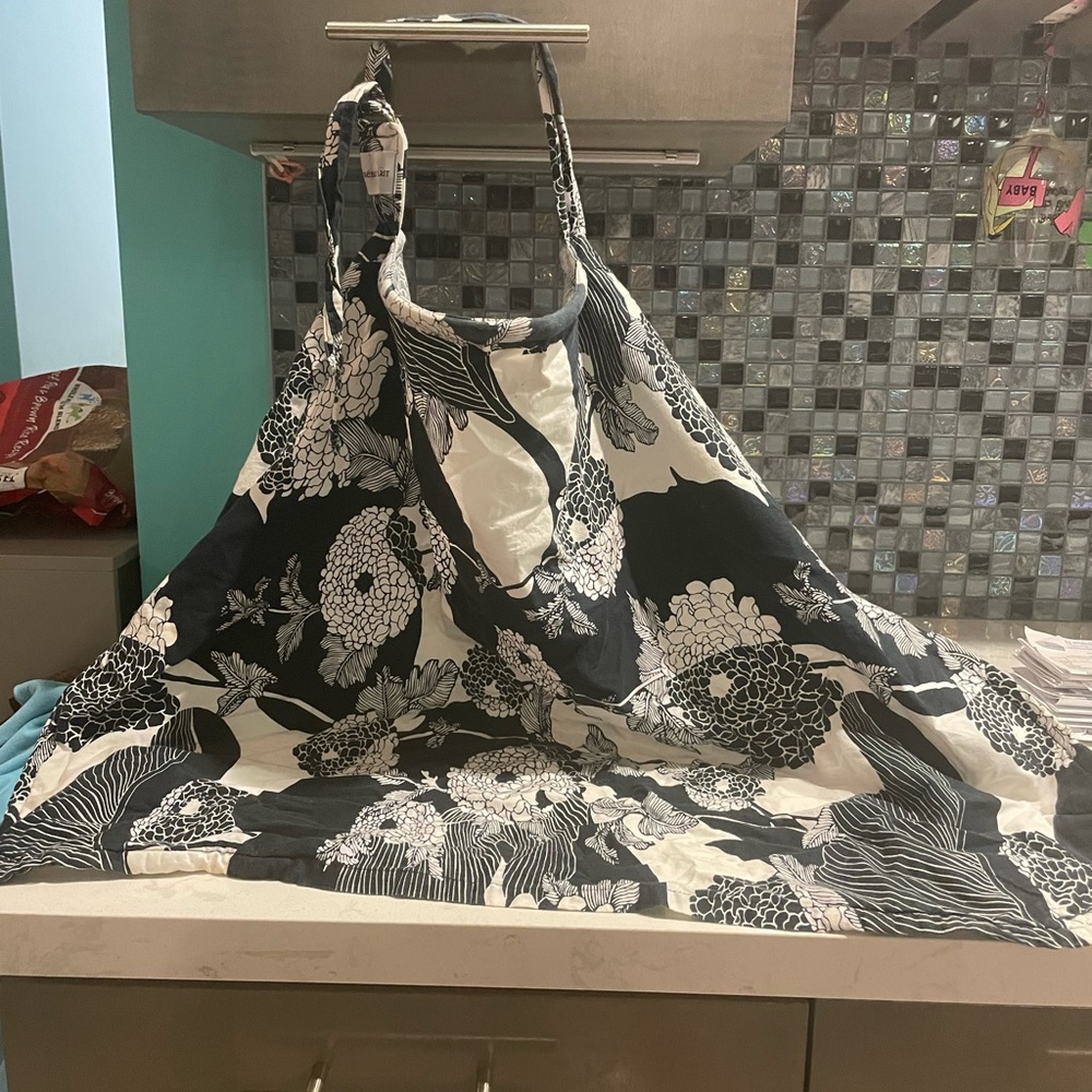 Bebe Au Lait nursing cover-Excellent Condition. Print is in actual pic/not model